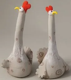 Twee zelfgemaakte kippen van klei