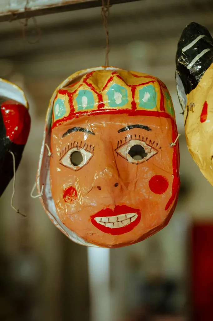 Beschilderd masker van papier-maché